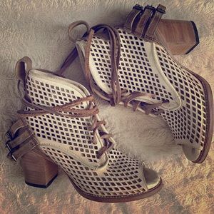 Freebird by Steven Benny Cream lace up Bootie sz 8